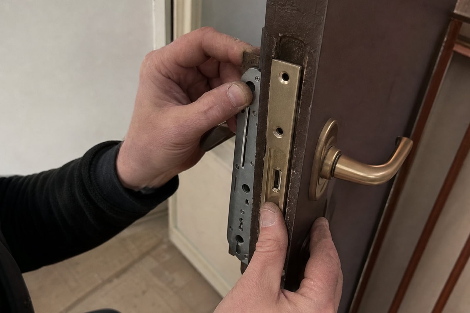 changement serrure mortaise mains à l'œuvre