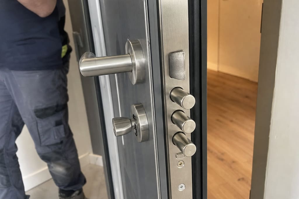 gros plan serrure multipoints neuve posée