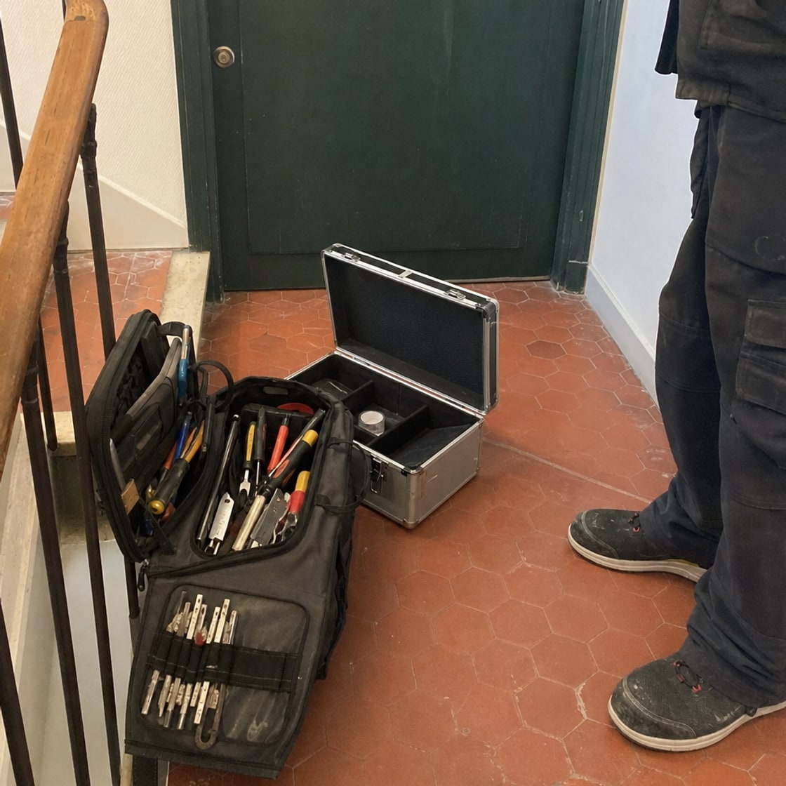 outillage serrurier ouvert posé sur le palier