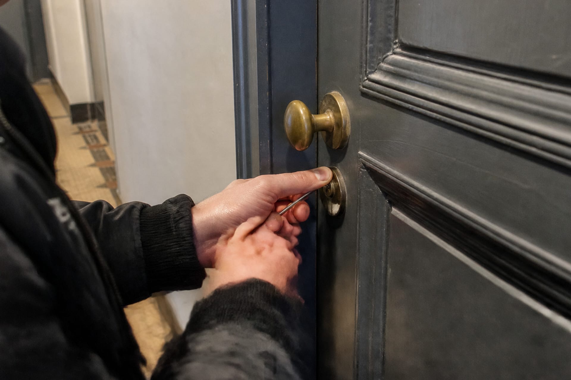 ouverture porte claquée par outil non destructif