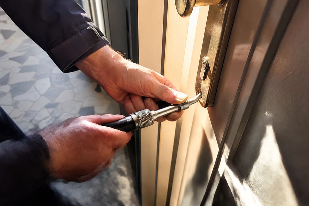 ouverture porte claquée extracteur en gros plan