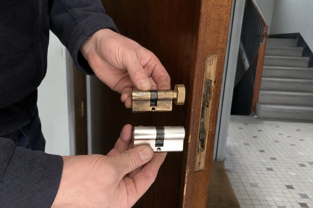 remplacement cylindre dans appartement années 1960